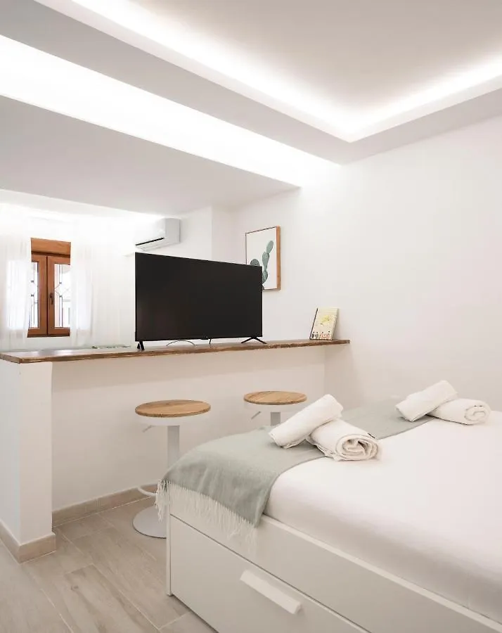 Estudio Tranquilo A Un Paso De La Vibrante Malaga ベナルマデナ 0*,